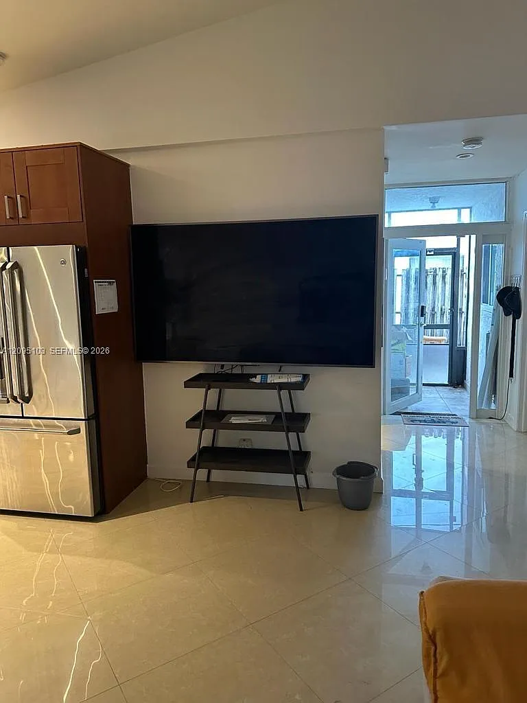 3 bed, 2.0 bath, 1140 sqft, $3,500 — Photo 3
