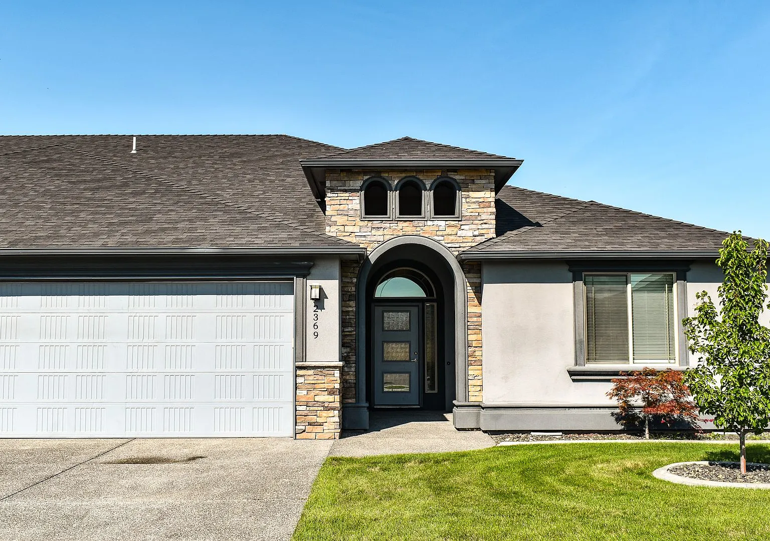 Single-Story Home in Horn Rapids Golfing Community — Photo 1