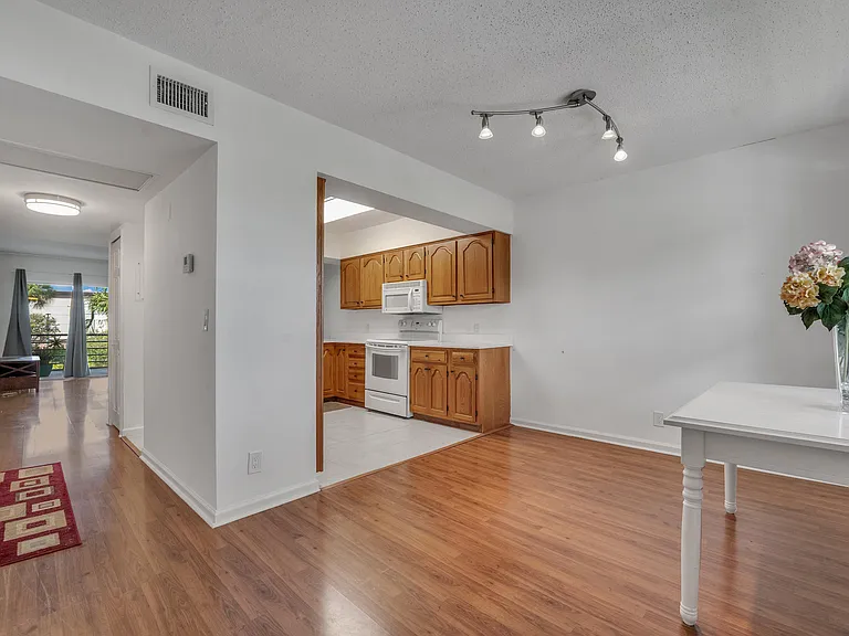 3075 Gardens East Dr #24 — Photo 4