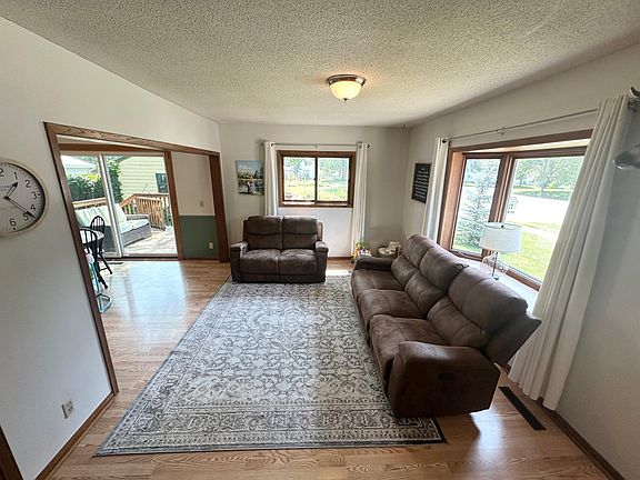 3rd image of 418 Park St S