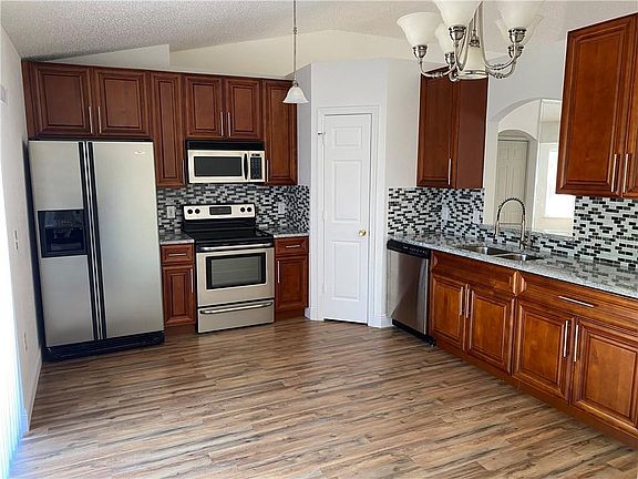 4th image of 1090 Worthington Dr