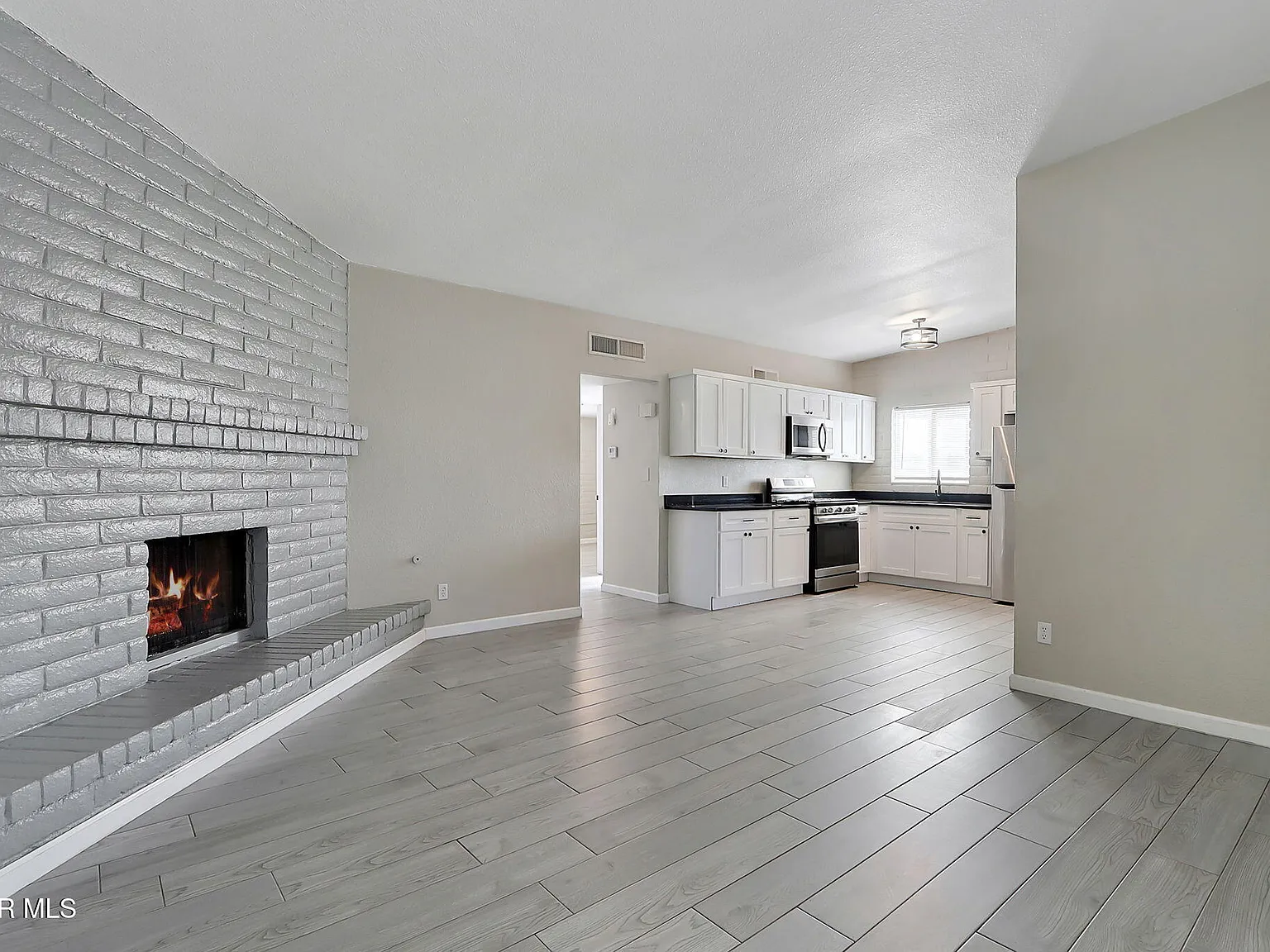 2 bed, 1.0 bath, 957 sqft, $1,350 — Photo 3