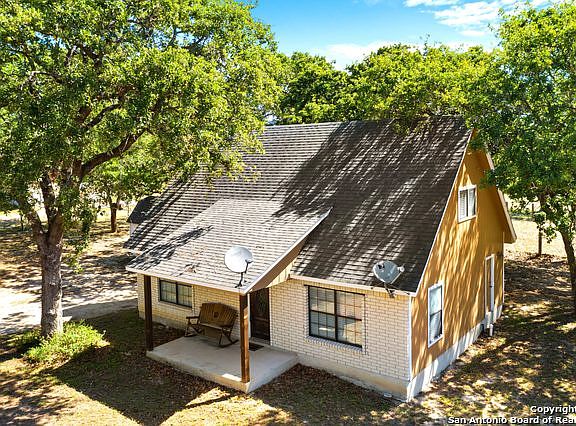 3rd image of 827 Evening Shade Dr
