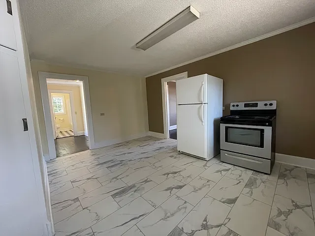 Large, eat-in kitchen
