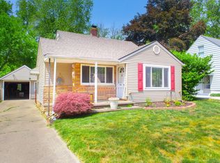 366 S Roslyn Rd, Waterford, MI 48328