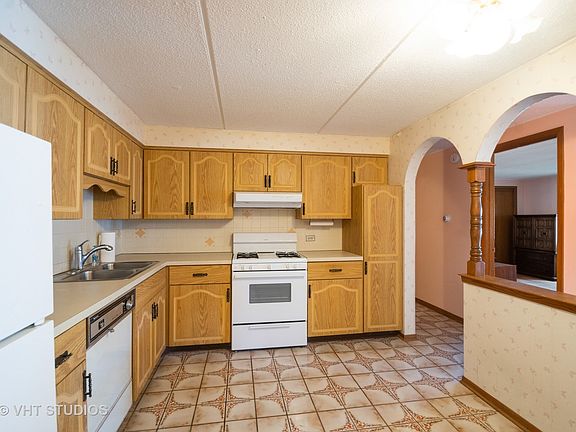 3rd image of 7110 W Cullom Ave Unit 110