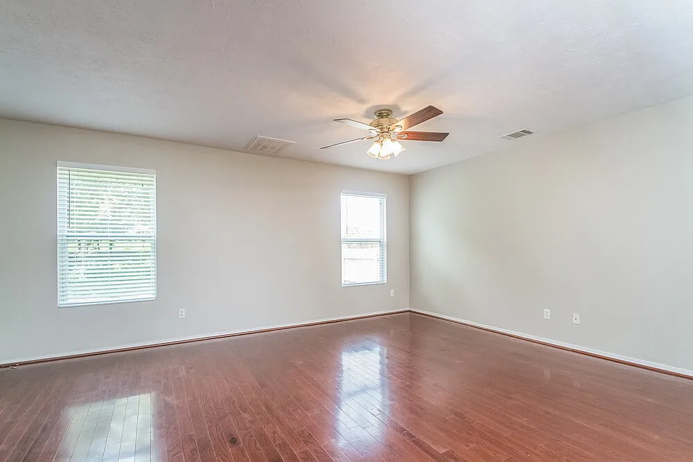 4 bed, 2.5 bath, 2124 sqft, $2,570 — Photo 4
