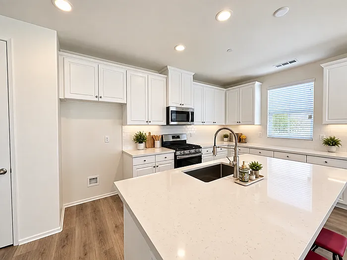 3 bed, 2.0 bath, 2080 sqft, $2,801 — Photo 3