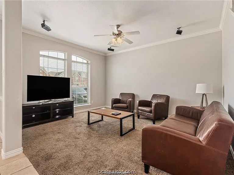 1001 Krenek Tap Rd #2105 — Photo 4