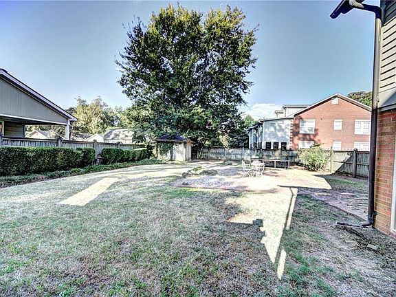 4th image of 318 Nelken St