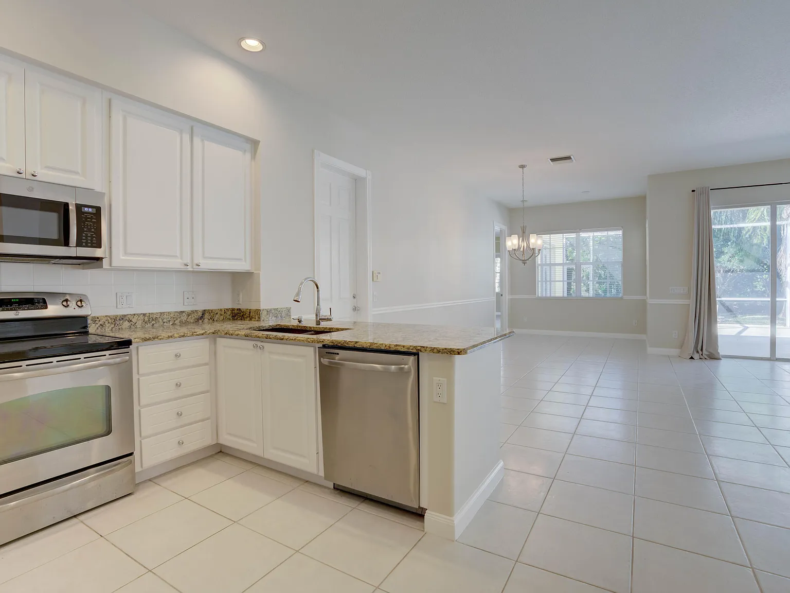 3 bed, 2.0 bath, 2038 sqft, $5,400 — Photo 3