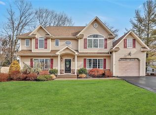 2 Meridan Ln, Nanuet, NY 10954