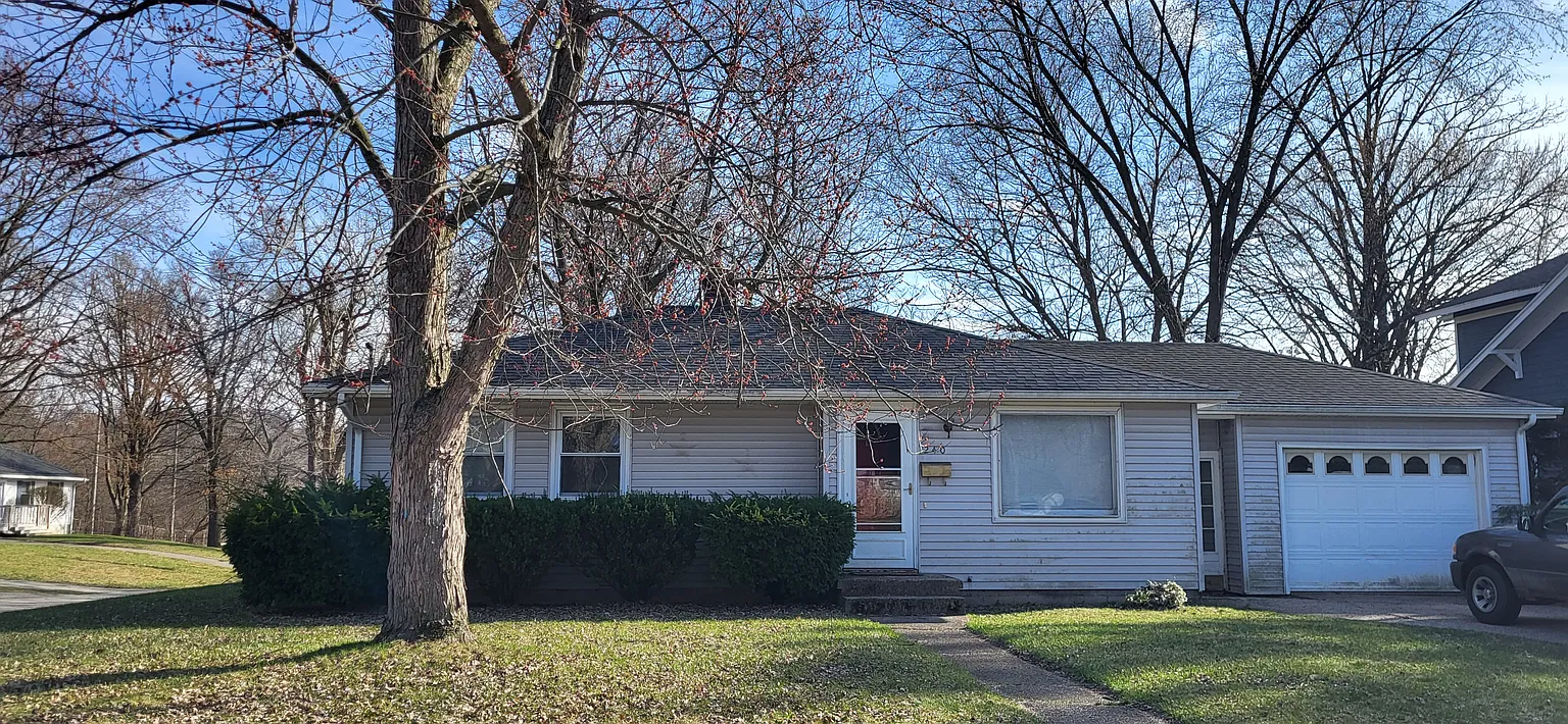 240 Lewis St NE photo 1