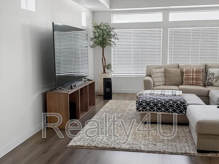 138 E Crown Point Dr — Photo 3
