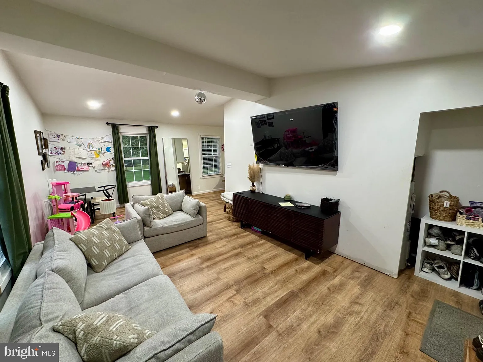 3 bed, 1.0 bath, 972 sqft, $2,800 — Photo 4