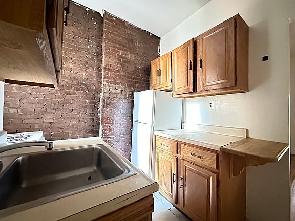 5th image of 306 W 21st St APT 11