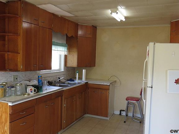 2nd image of 210 N 5 W