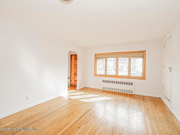 5th image of 121 Evergreen Ave