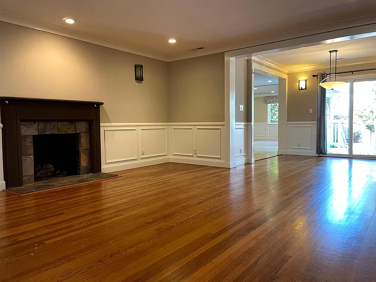 1007 Peggy Ln — Photo 2