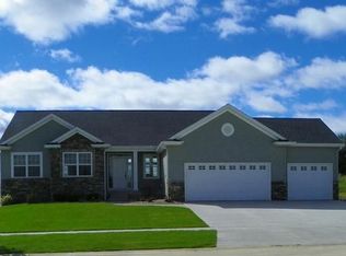 2011 Hallbrook St SW, Cedar Rapids, IA 52404