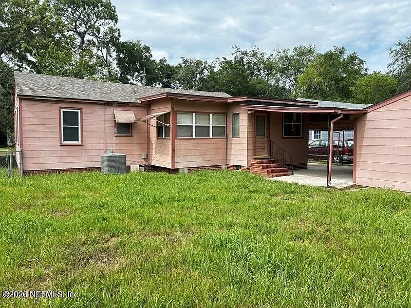 3 bed, 1.0 bath, 1205 sqft, $1,350 — Photo 2