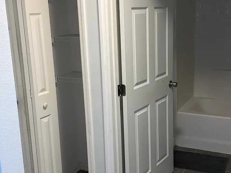 110 N Hawthorne Ave — Photo 16