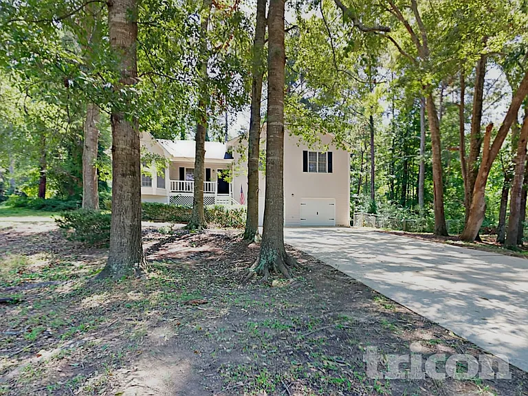 91 Stratford Dr — Photo 2