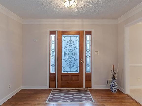 4th image of 945 Connell Ln