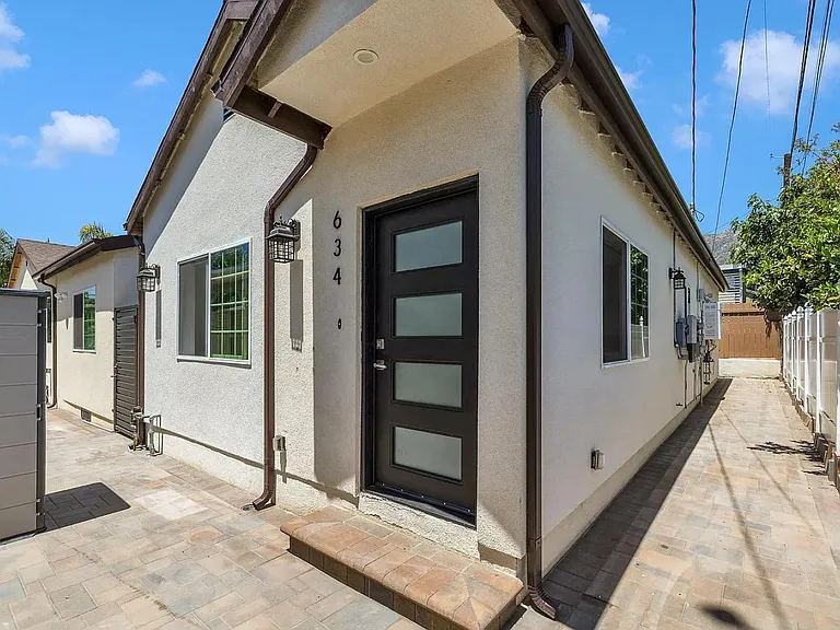 634 E Valencia Ave — Photo 2