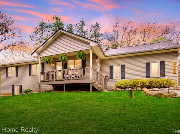 551 Lakeview Dr, White Lake, MI 48386
