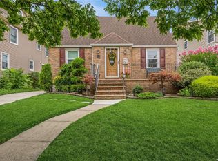 27 Avalon Rd, Hewlett, NY 11557