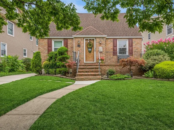 27 Avalon Road, Hewlett, NY 11557