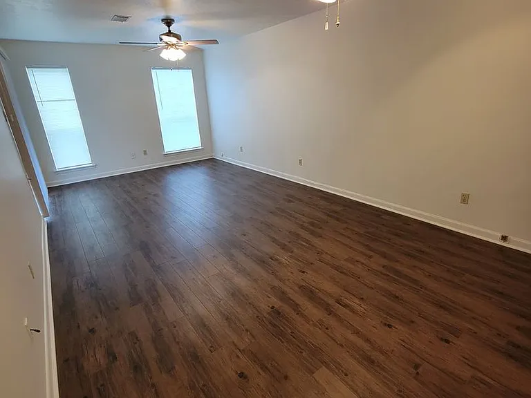 605 Navarro Dr — Photo 4