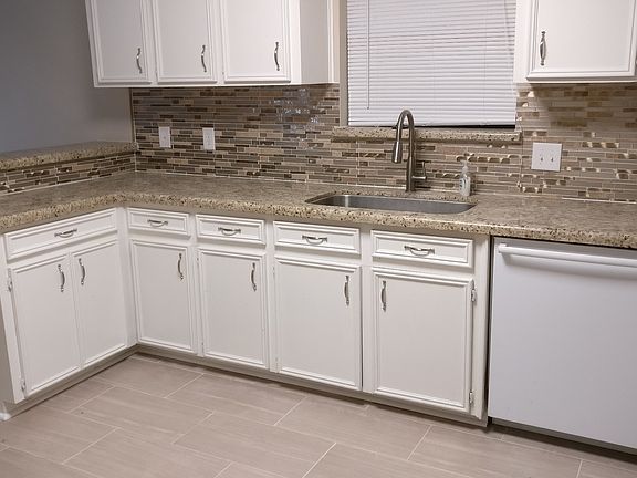 3rd image of 2714 Red Hill Dr