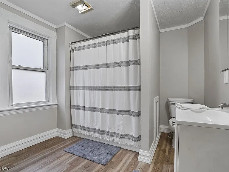 8210 Dorver Ave — Photo 11