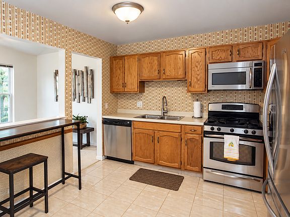 5th image of 480 Green Bridge Ln APT B
