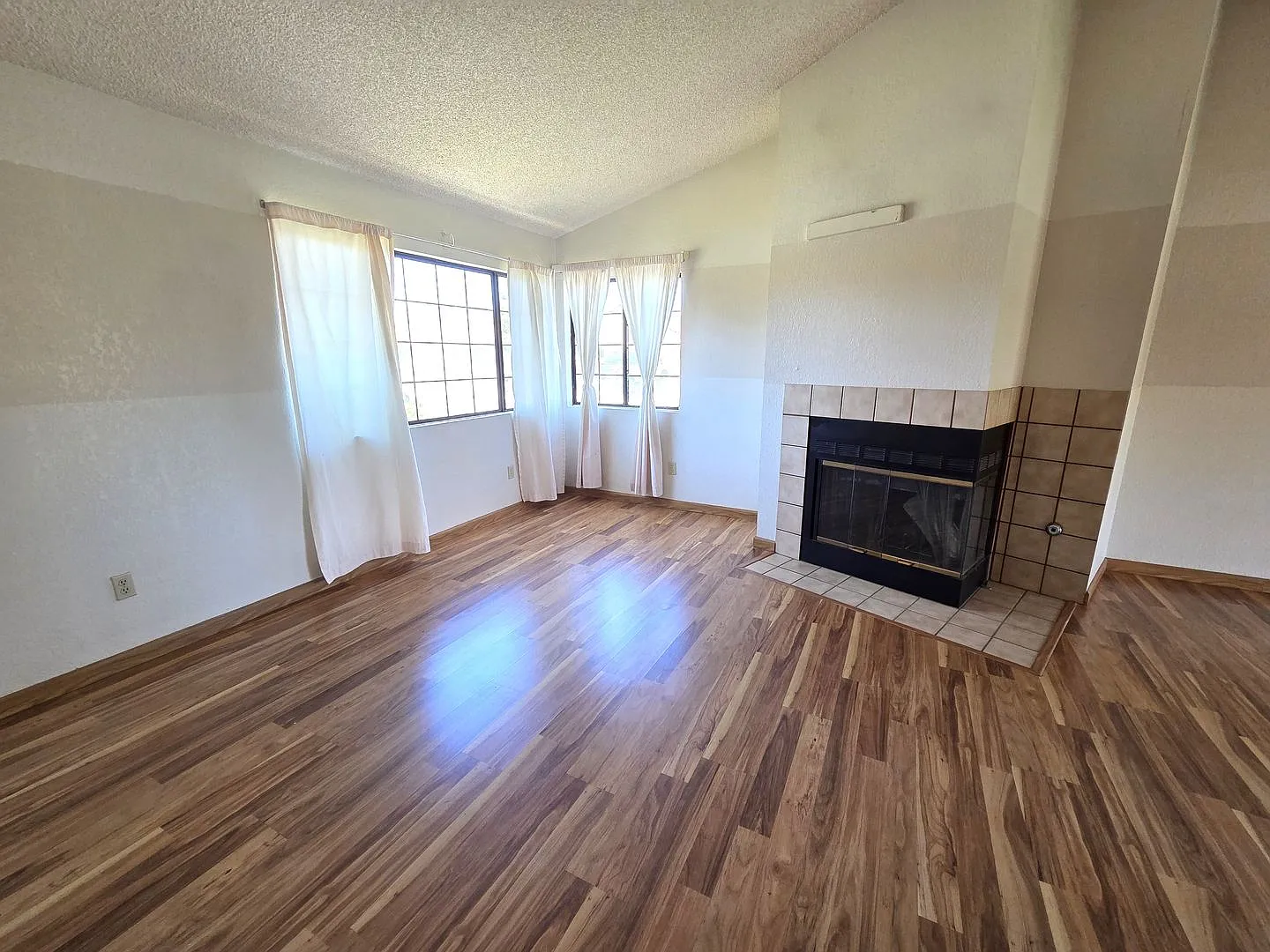 Beautiful 3 Bedroom 2 Bath Home in Gated Community — Photo 2