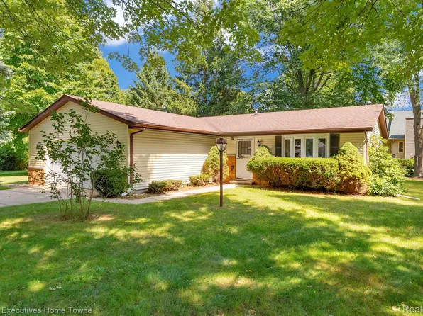 4415 Cambridge Dr, Port Huron, MI 48060