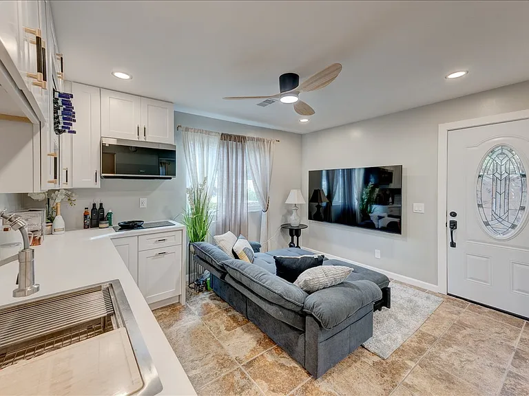 880 La Terraza Blvd #2 — Photo 2