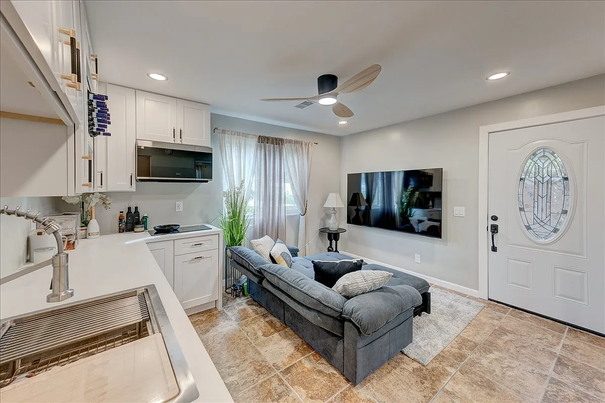 Building Photo - 880 La Terraza Blvd #2