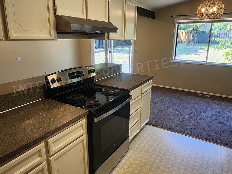265 SW Salix Ter — Photo 28