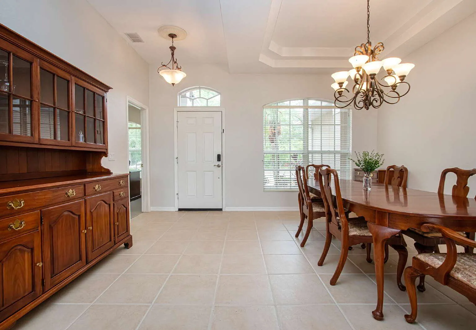 4 bed, 2.0 bath, 2946 sqft, $2,700 — Photo 2