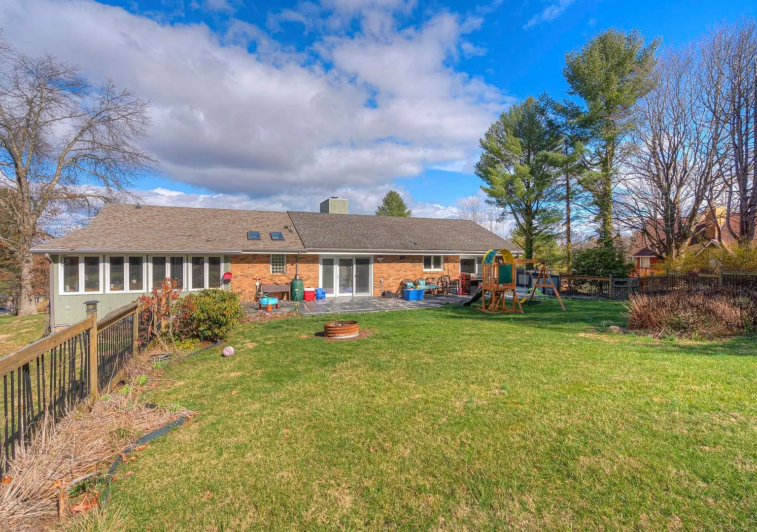 Open Floor Plan Home with Fenced Yard and Excellent Location — Photo 3