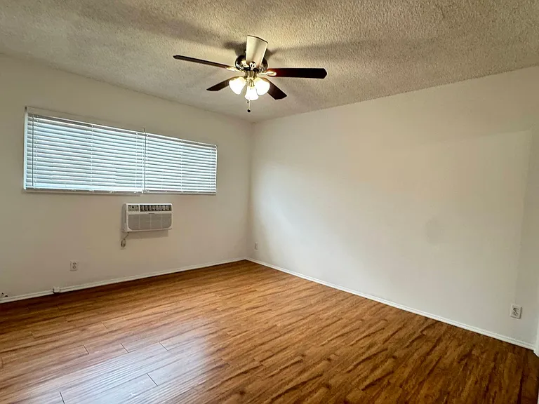 6632 Darby Ave — Photo 11
