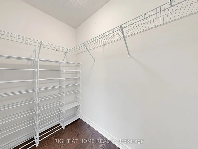 90 Laing Dr — Photo 32