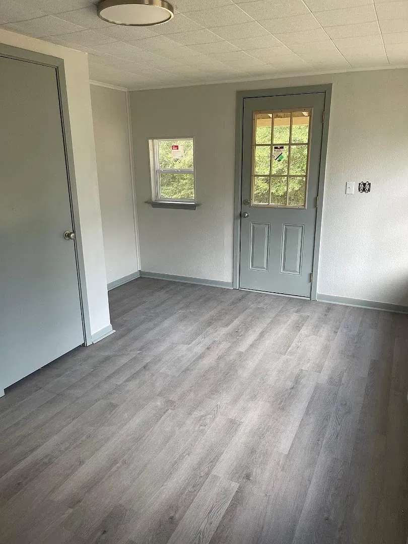 501 Hawkins Dr — Photo 3