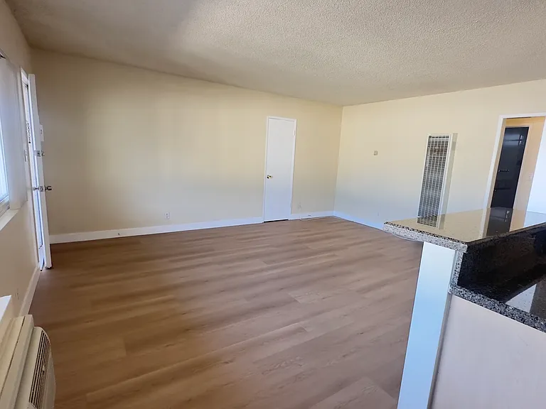 454 Riverdale Dr #7 — Photo 4