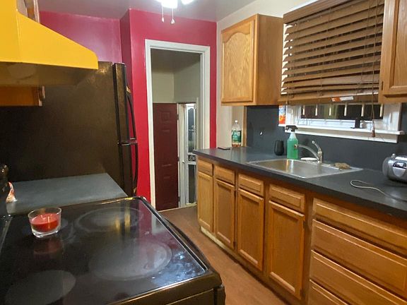 Kitchen: appliances not included Ceiling fan with light
