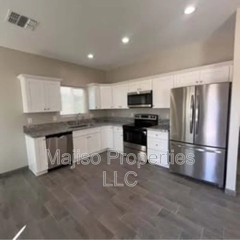 3 bed, 2.0 bath, 1300 sqft, $1,700 — Photo 2