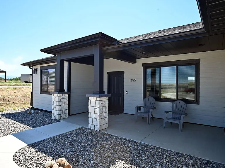 1495 Oxbow Dr — Photo 4